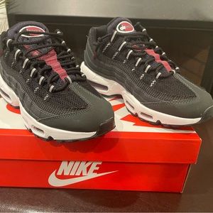 Like new condition. Men’s Size: 7.5 Nike AIR MAX 95 'GREY TEAM RED'